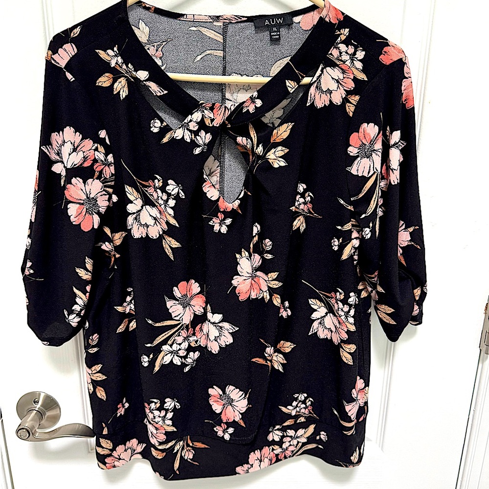 AUW Black Crisscross Accent Blouse with Coral Accents, Short Sleeve, Size XL